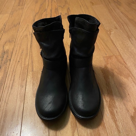 Brand New Boots - Picture 2 of 2